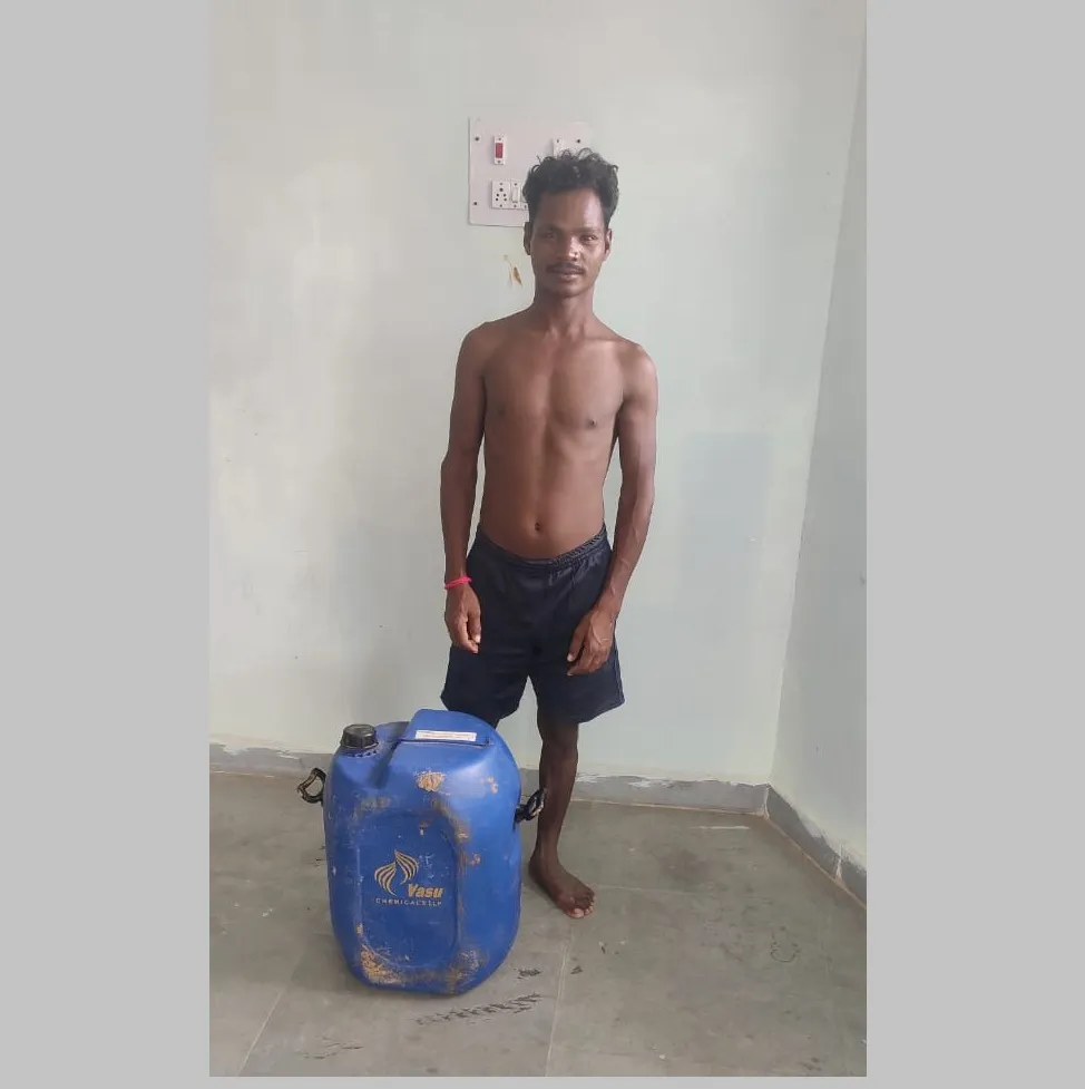 20 लीटर अवैध देशी महुआ शराब के साथ एक युवक गिरफ्तार